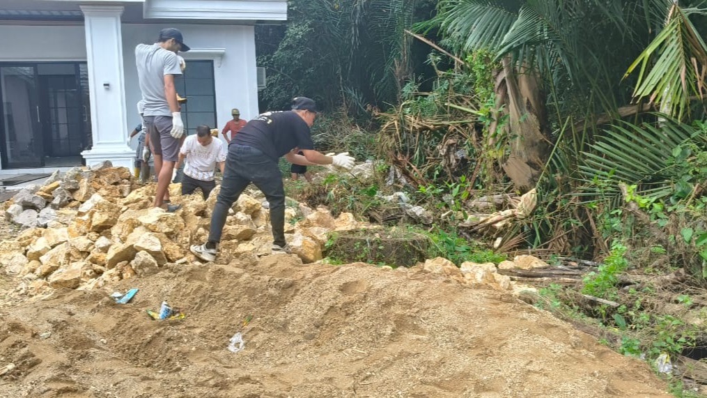 GOTONG ROYONG PERMBESIHAN HALAMAN KANTOR DESA