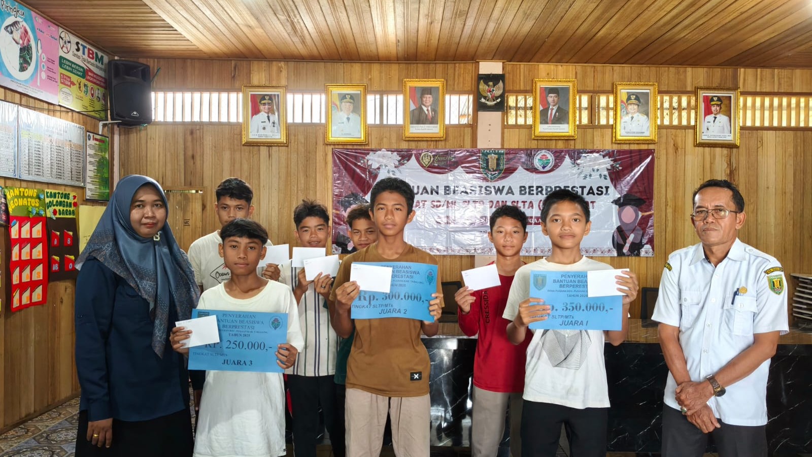 Dukung Pendidikan Generasi Muda, Pemdes Pugaan Salurkan Beasiswa bagi 54 Siswa Berprestasi