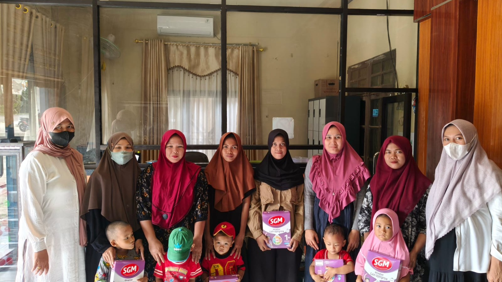 12 Balita Berisiko Stunting Terima Susu BGM/BGT di Desa Pugaan