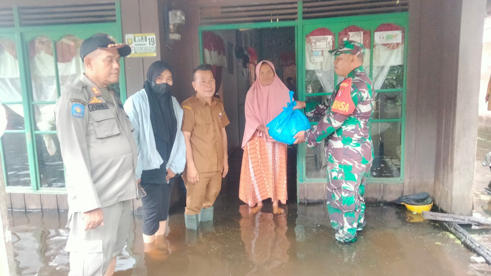 PEMBAGIAN BANTUAN TERDAMPAK BANJIR 