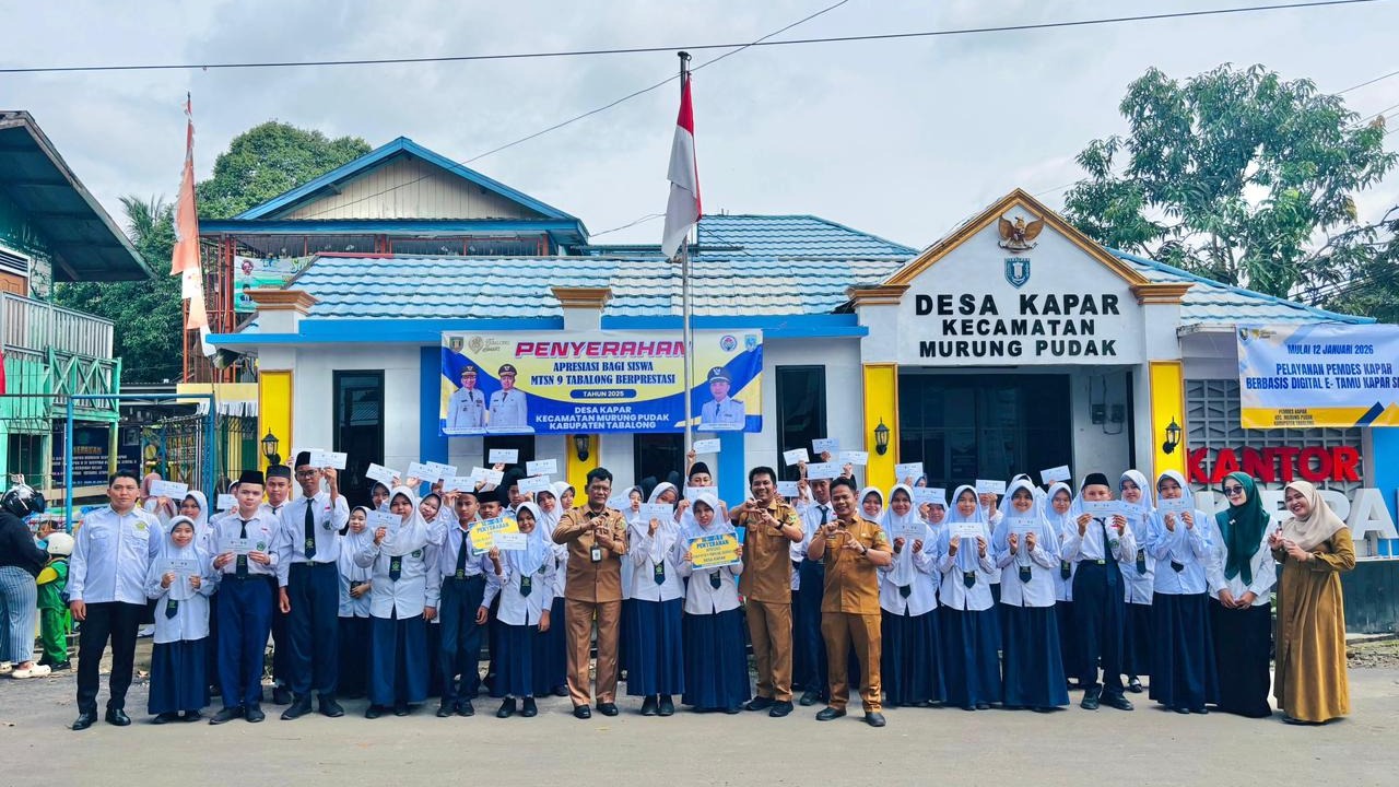 Pemdes Kapar Terus Sukseskan Program Prioritas Bupati Tabalong Dengan Penyerahan Bantuan Beasiswa Siswa Berprestasi
