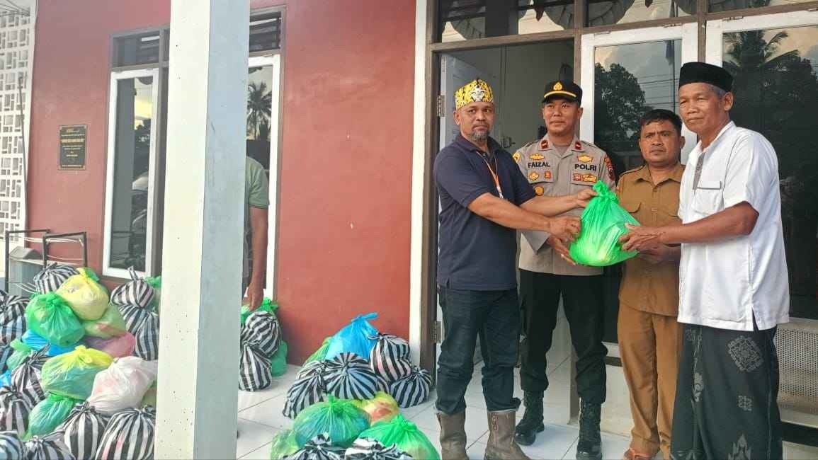 Wujud Kepedulian PD  Aliansi Masyarakat Adat Nusantara ( AMAN ) :  Salurkan Bantuan Sembako  bagi Warga Desa Nawin  Terdampak Banjir 