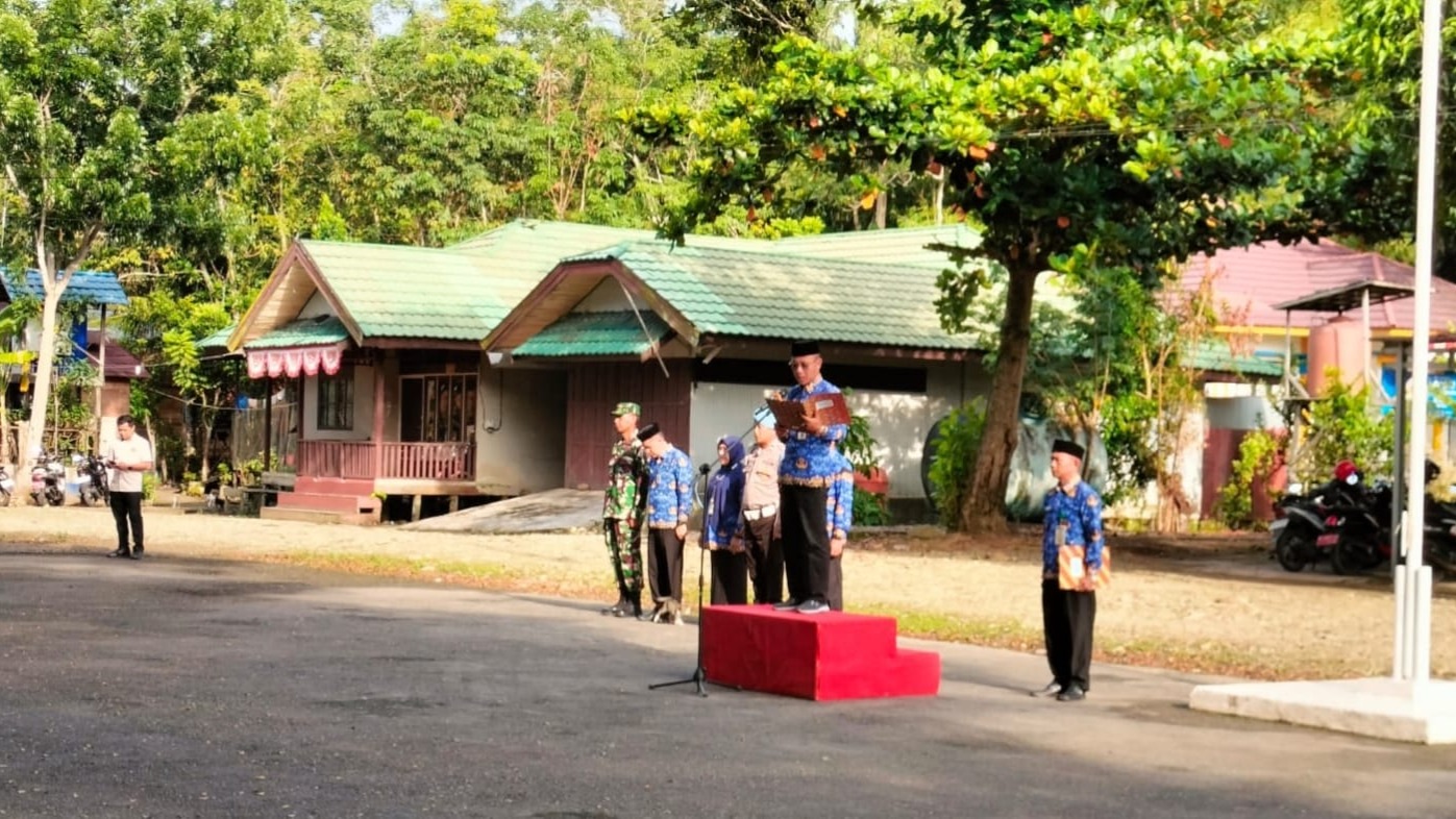 Perangkat Desa Pugaan Teguhkan Komitmen ASN SMART dalam Apel Kesadaran Nasional