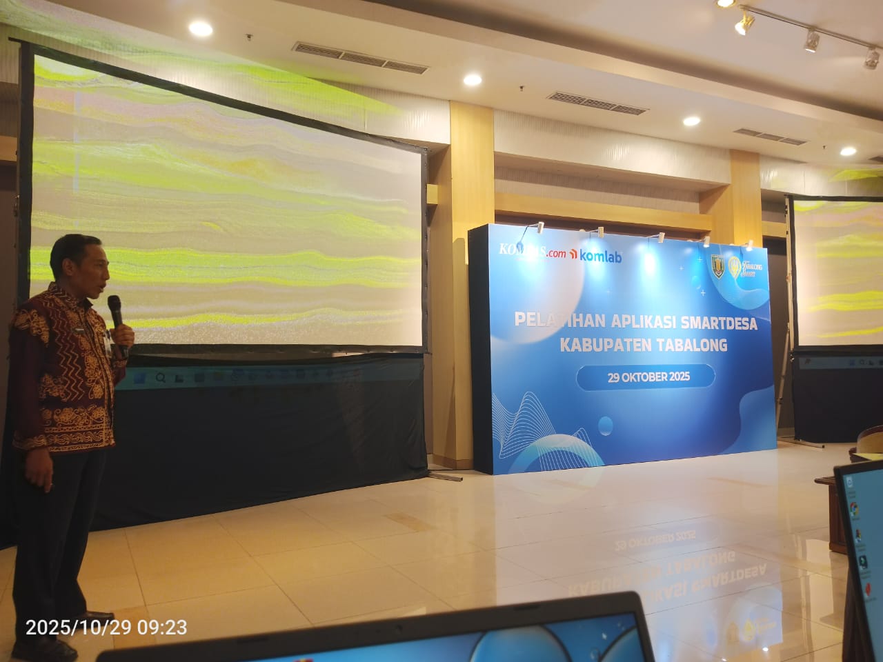 Pemberian Materi Aplikasi SmartDesa