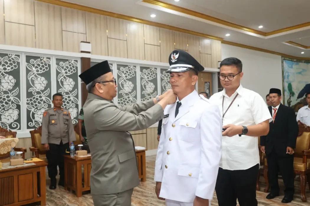 2025-10-13-lantik-kepala-desa-paw-manduin-bupati-tabalong-minta-kolaborasi-layanan-publik