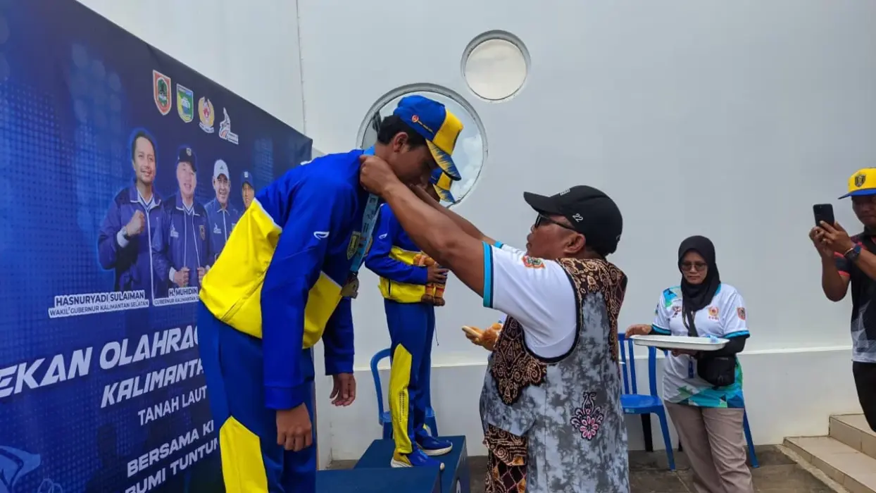 2025-10-29-pegulat-cantik-sumbang-medali-perak-porprov-kalsel-tabalong-kian-berprestasi-di-tanah-laut