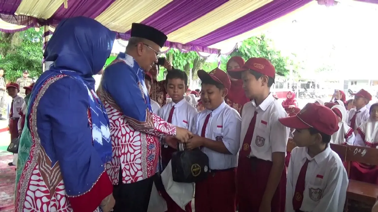 Haji Fani Bagikan Pangan Bergizi bagi Siswa SDN Kapar Hulu
