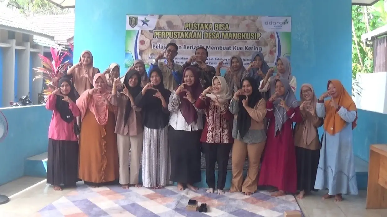 Lewat Program Pustaka BISA, Dispersip & PT Adaro Beri Pelatihan Pembuatan Kue Kering