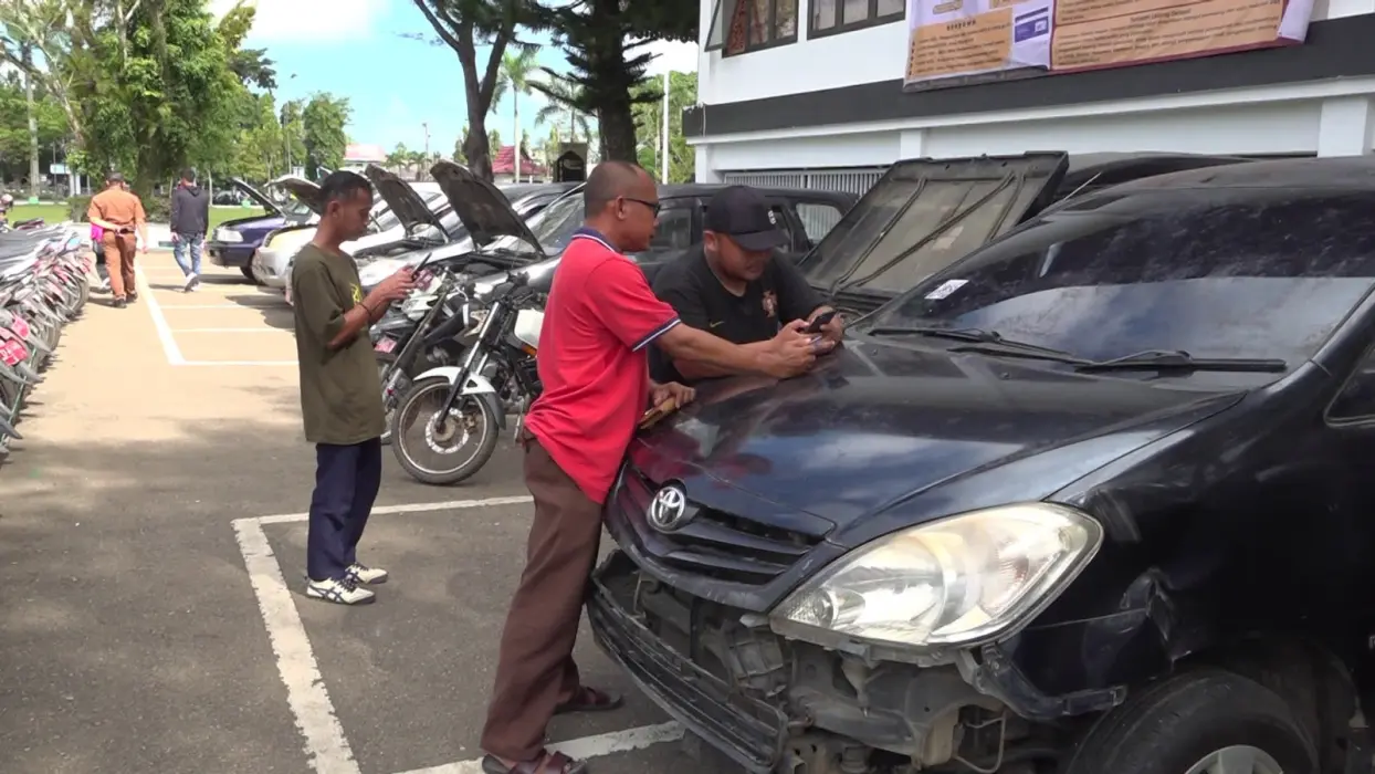 2025-10-13-warga-tabalong-antusias-ikuti-lelang-kendaraan-dinas-dengan-harga-terjangkau